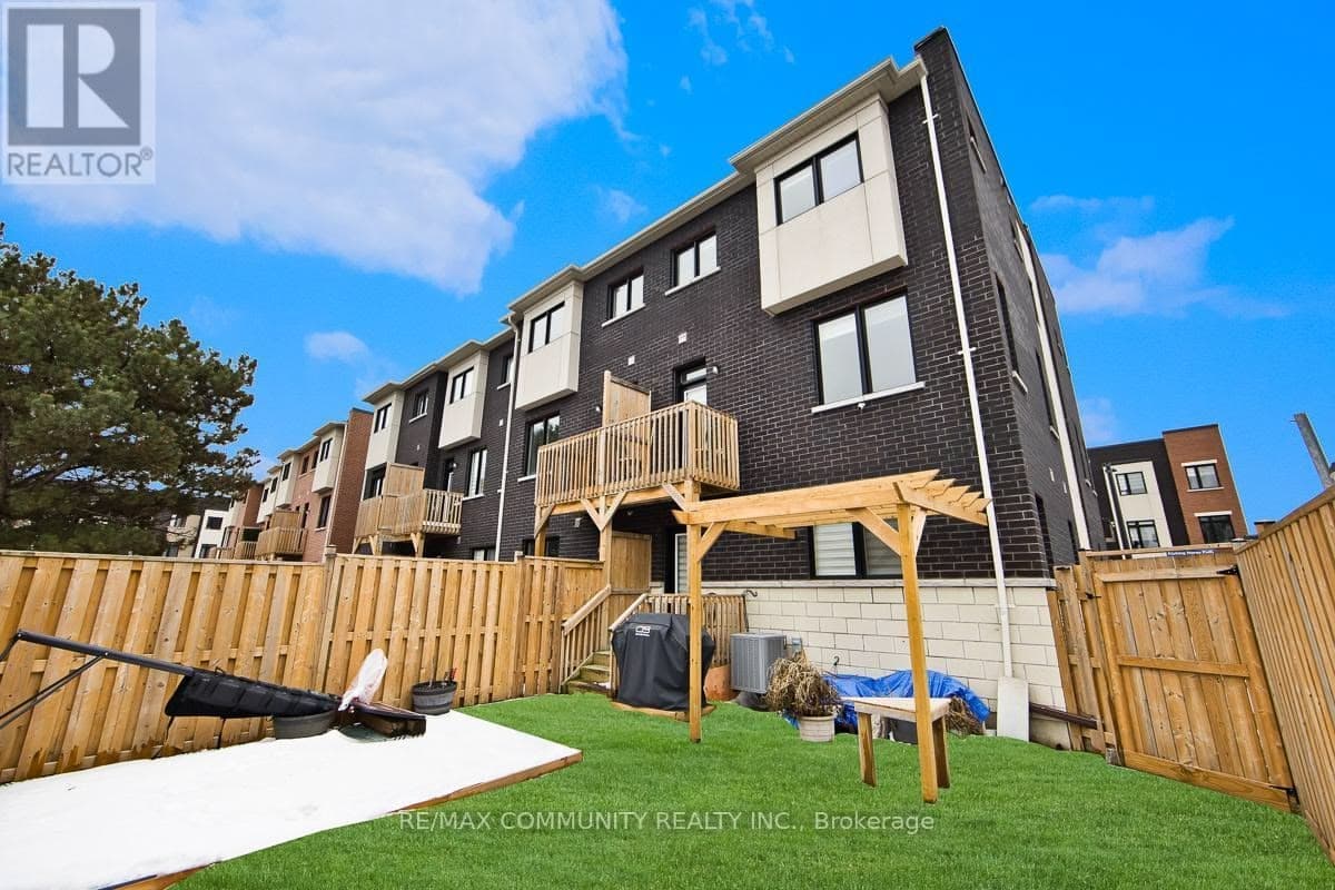 984 Kicking Horse Path